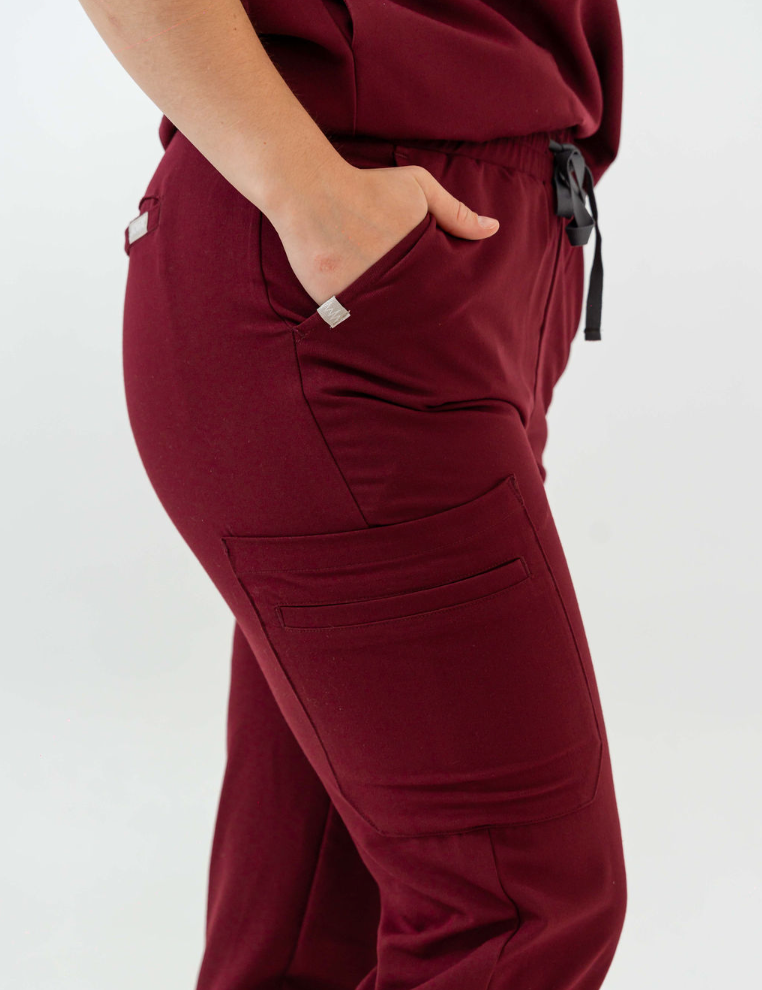 joiia-ananstasia-pantalon-de-jogging-blouse-médicale-bordeaux-femme-canada-poches-supplémentaires.png