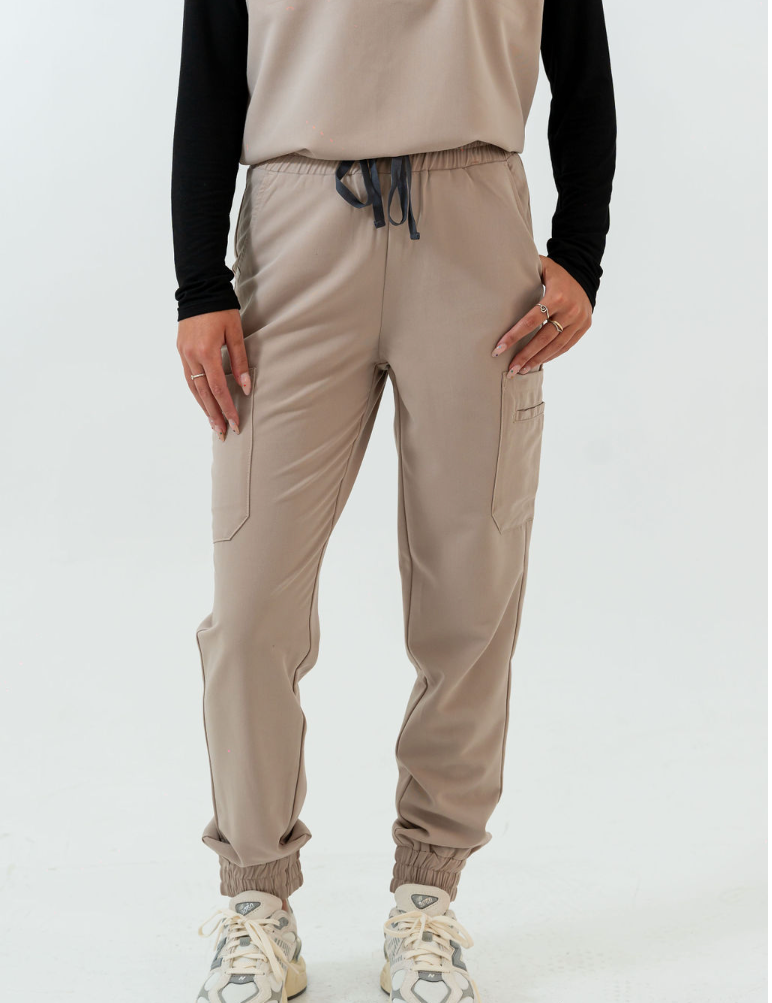 joiia-ananstasia-pantalon-de-jogging-blouse-médicale-sandstone-femme-canada-poches-supplémentaires.png