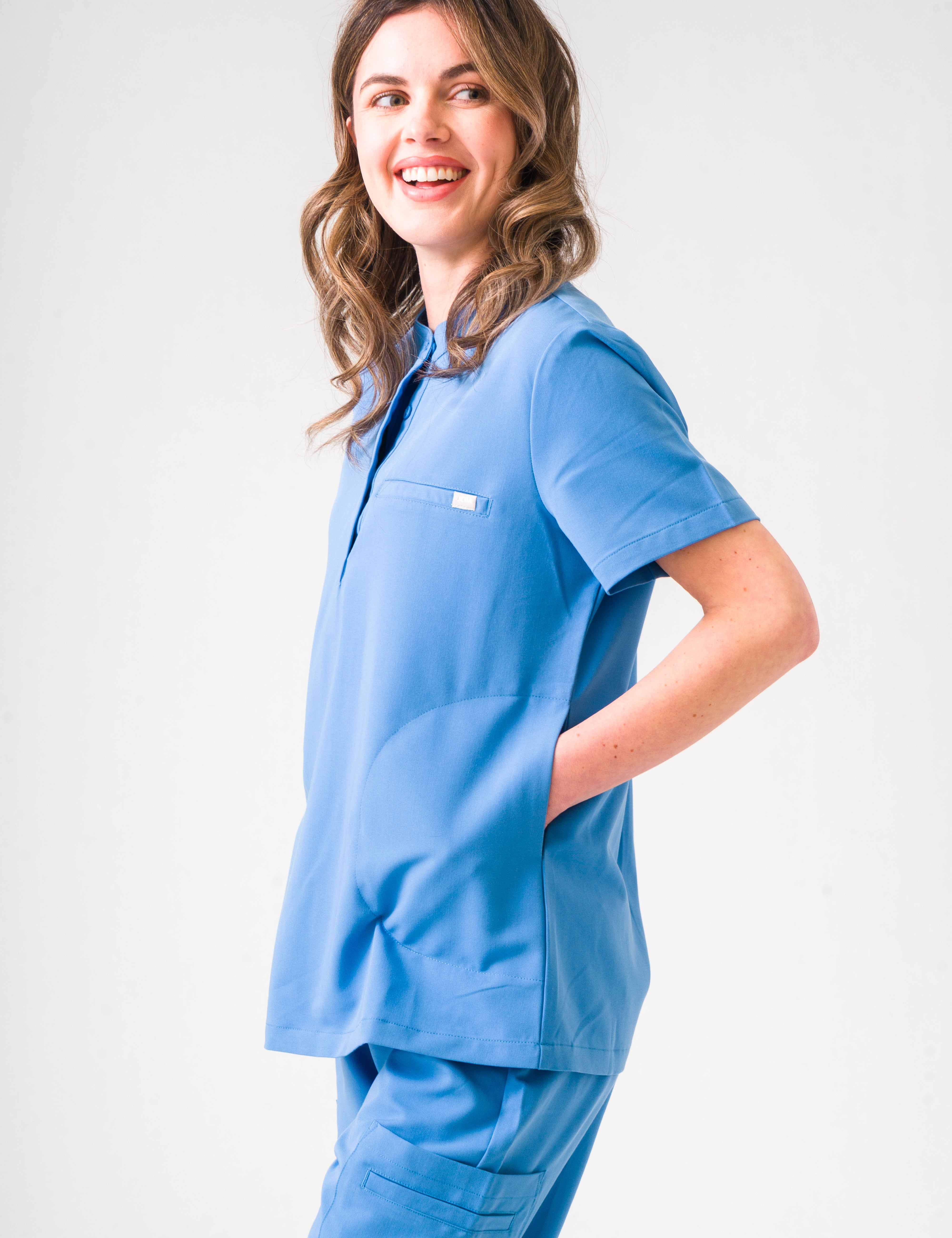 joiia-gloria-blouse-d'infirmière-femme-bleu-ciel-canada.jpg