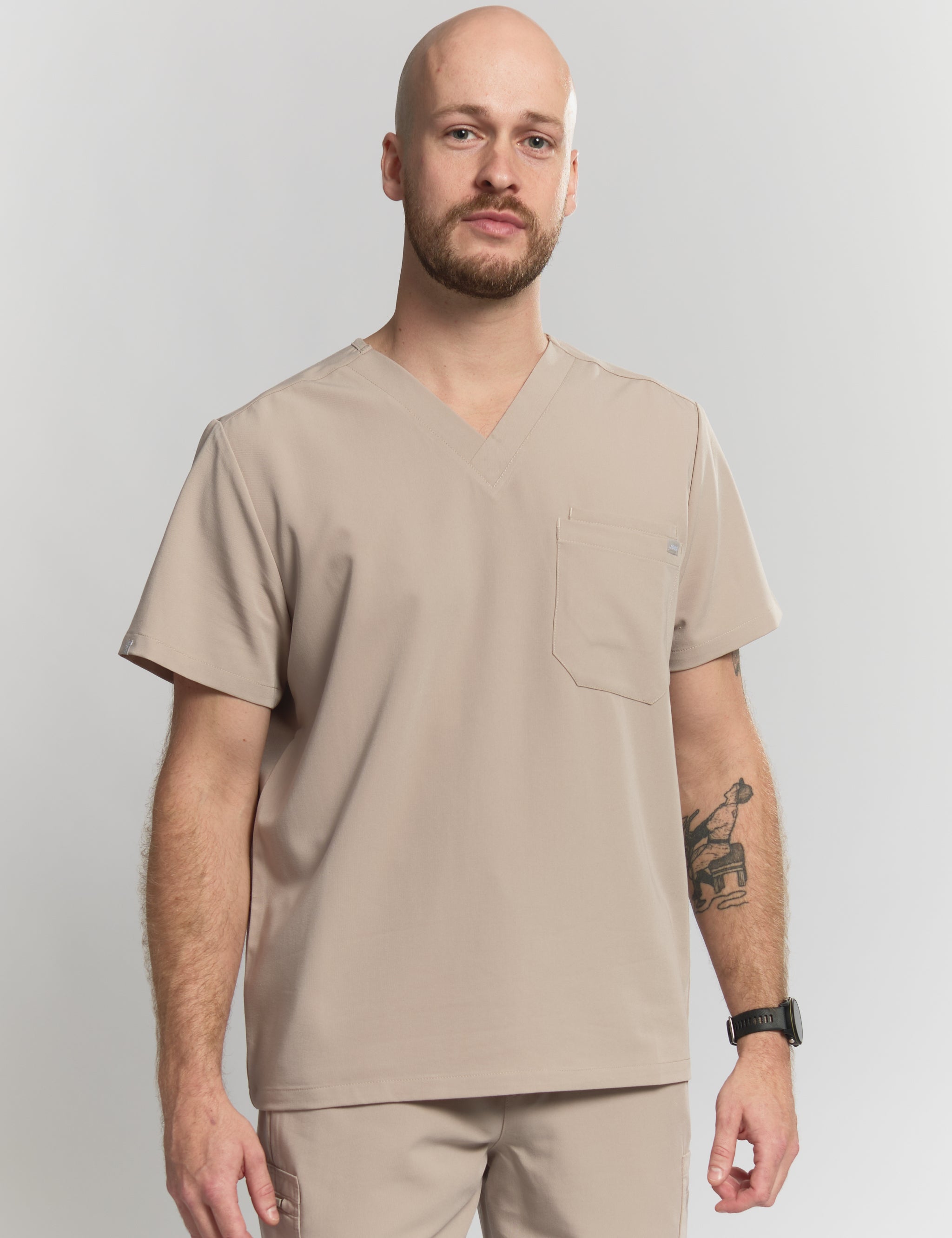 joiia-liam-scrub-top-grès-beige-male-canada.jpg