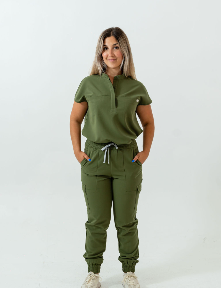 joiia-ophelia-blouse-médicale-à-manches-courtes-vert-mousse-pour-femme-canada-3.png